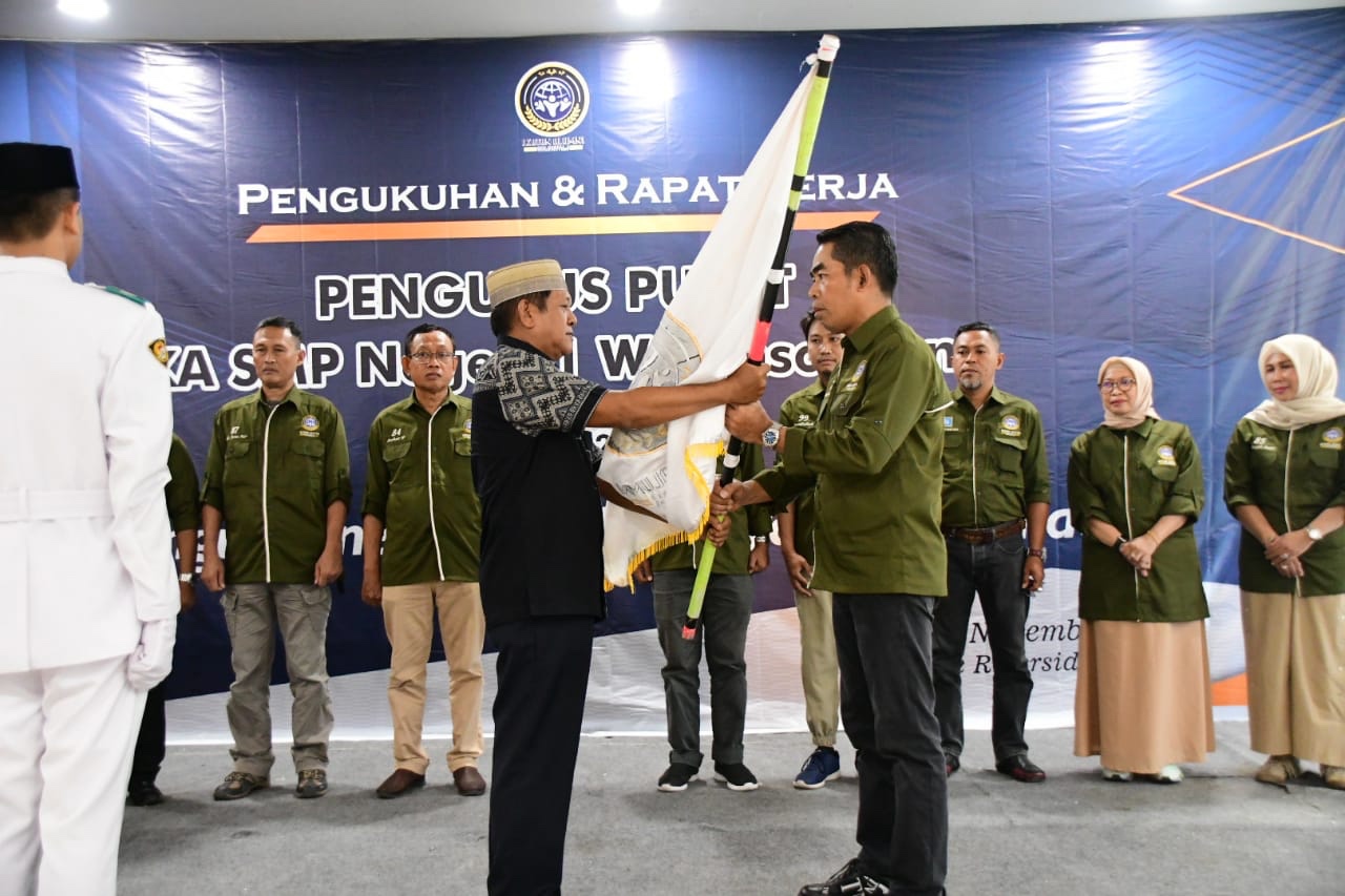Bupati Soppeng Hadiri Rapat Kerja dan Mengukuhkan Pengurus IKA SMPN 1 Periode 2022-2026