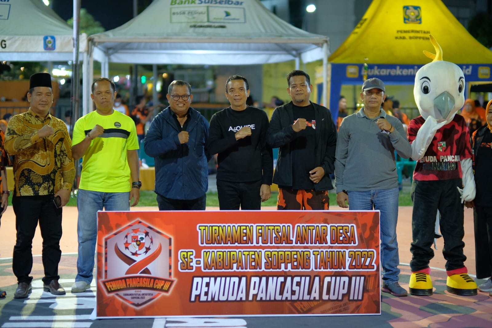 Wakil Bupati Soppeng Tandai Pembukaan Turnamen Futsal Pemuda Pancasila CUP III dengan Tendangan Bola Pertama
