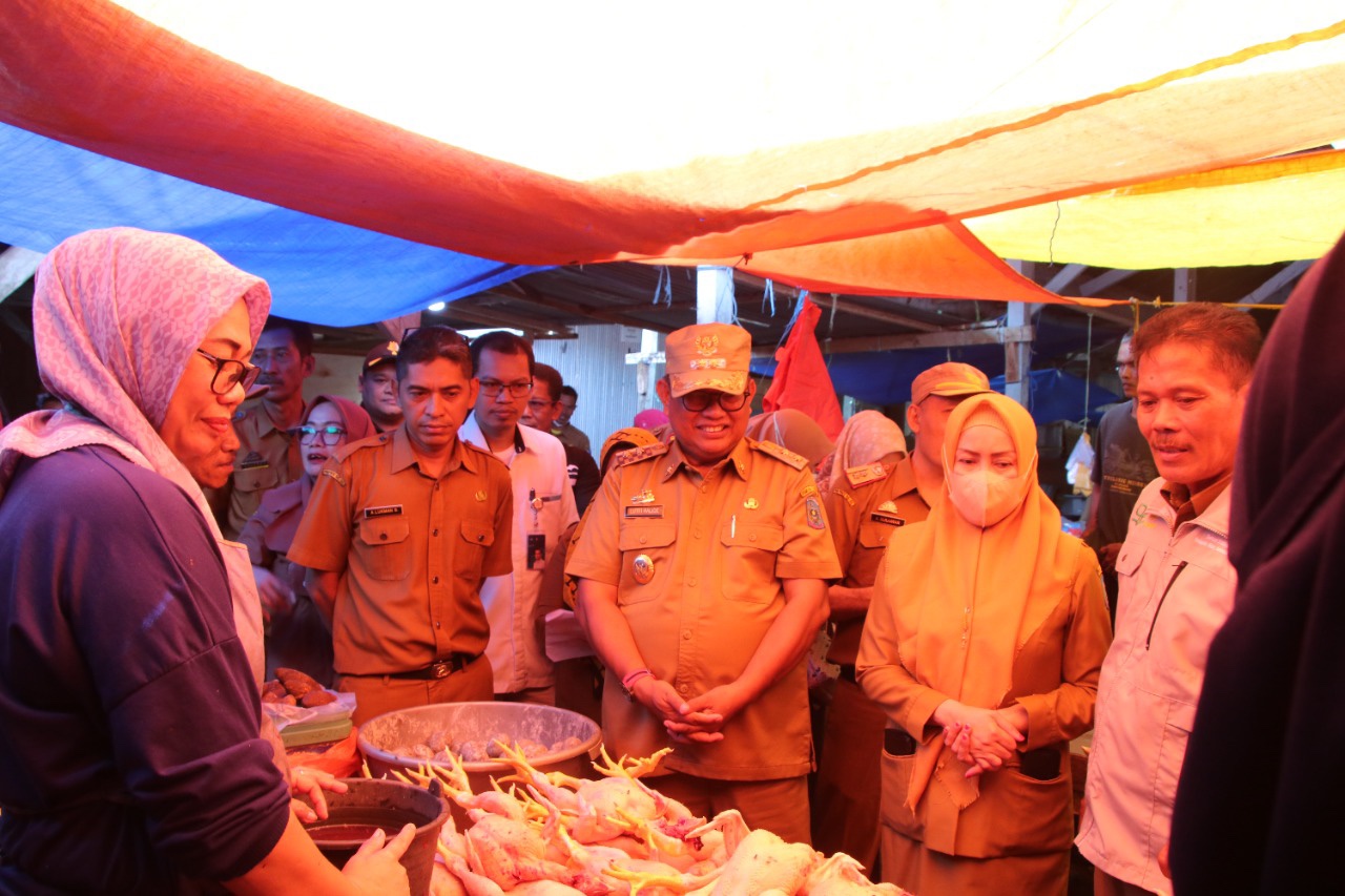 Tim TPID bersama Wabup Soppeng Survei Langsung Perkembangan Harga Pangan di Pasar Tradisional