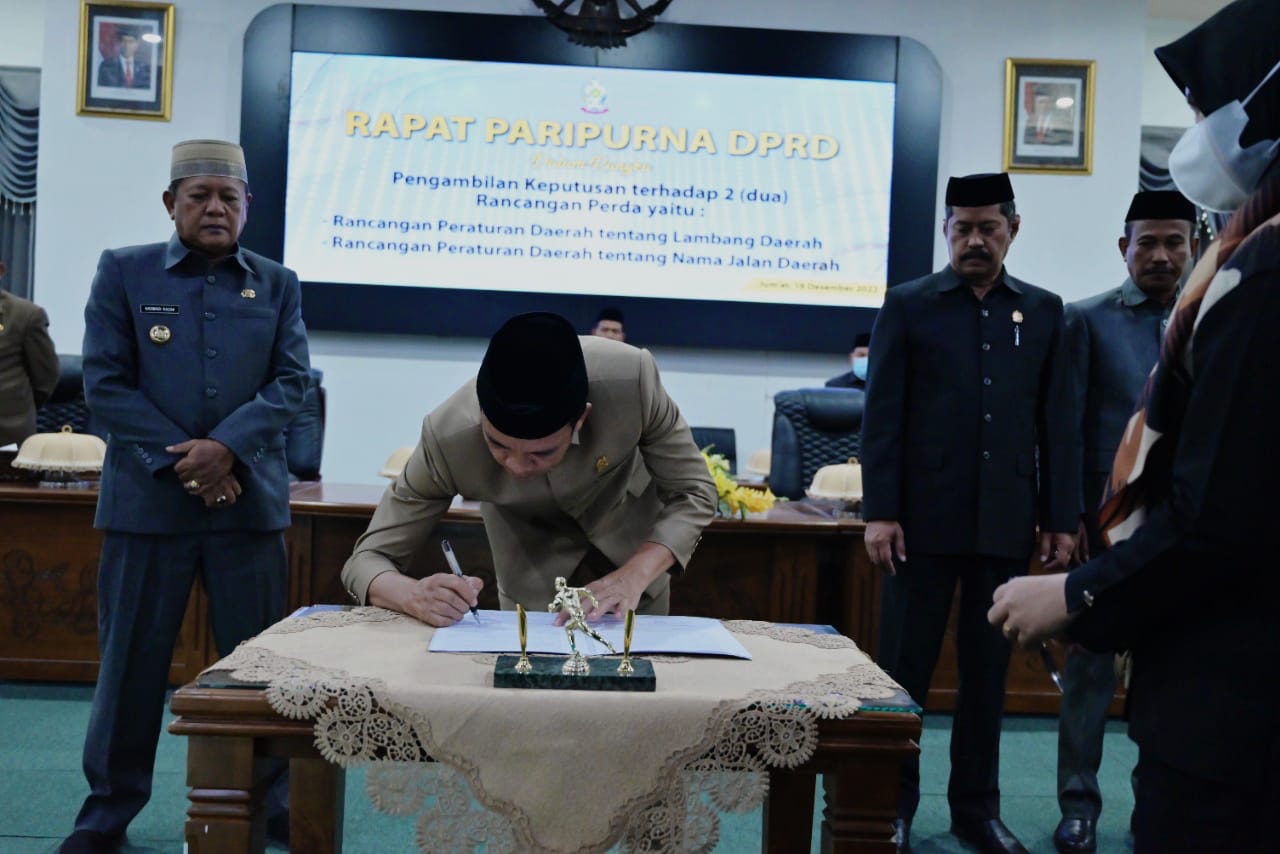 Bupati Soppeng bersama Pimpinan DPRD Melakukan 2 Penandatanganan Berita Acara Ranperda