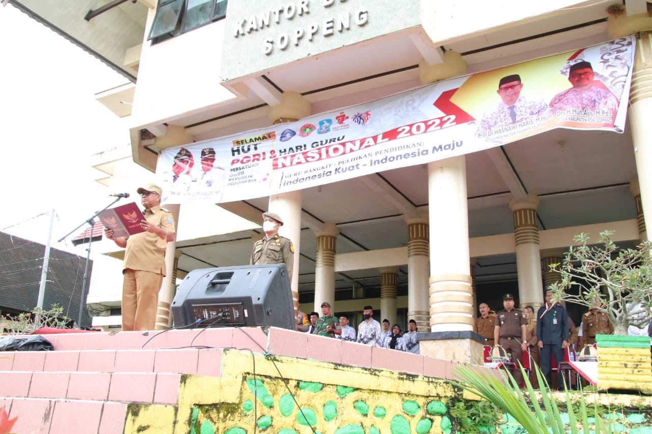 Wabup Soppeng Bertindak Selaku Inspektur Upacara Peringatan HUT PGRI ke 77 dan HGN Tahun 2022