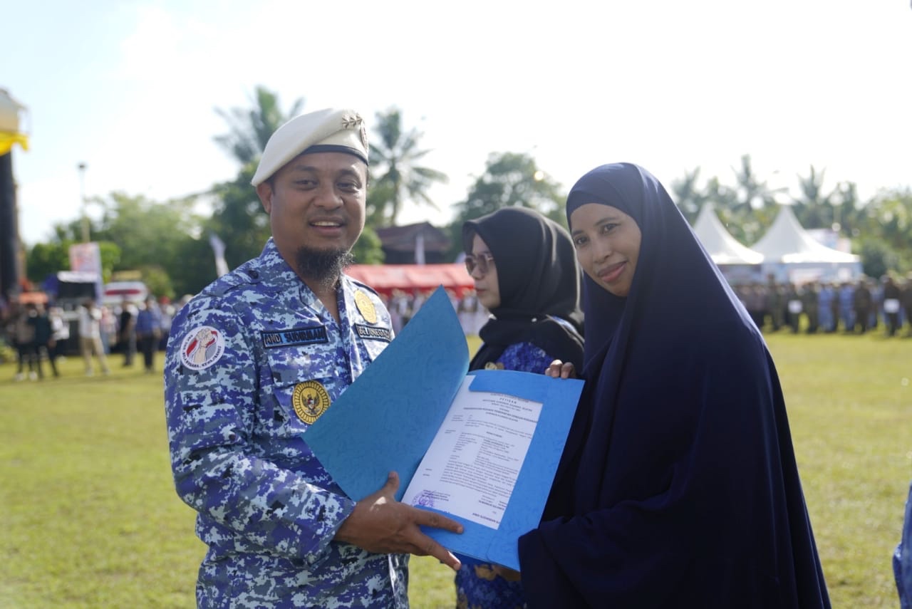 Gubernur Sulsel Serahkan SK Pengangkatan PPPK Guru Tahap II Pada Upacara Hari Bela Negara