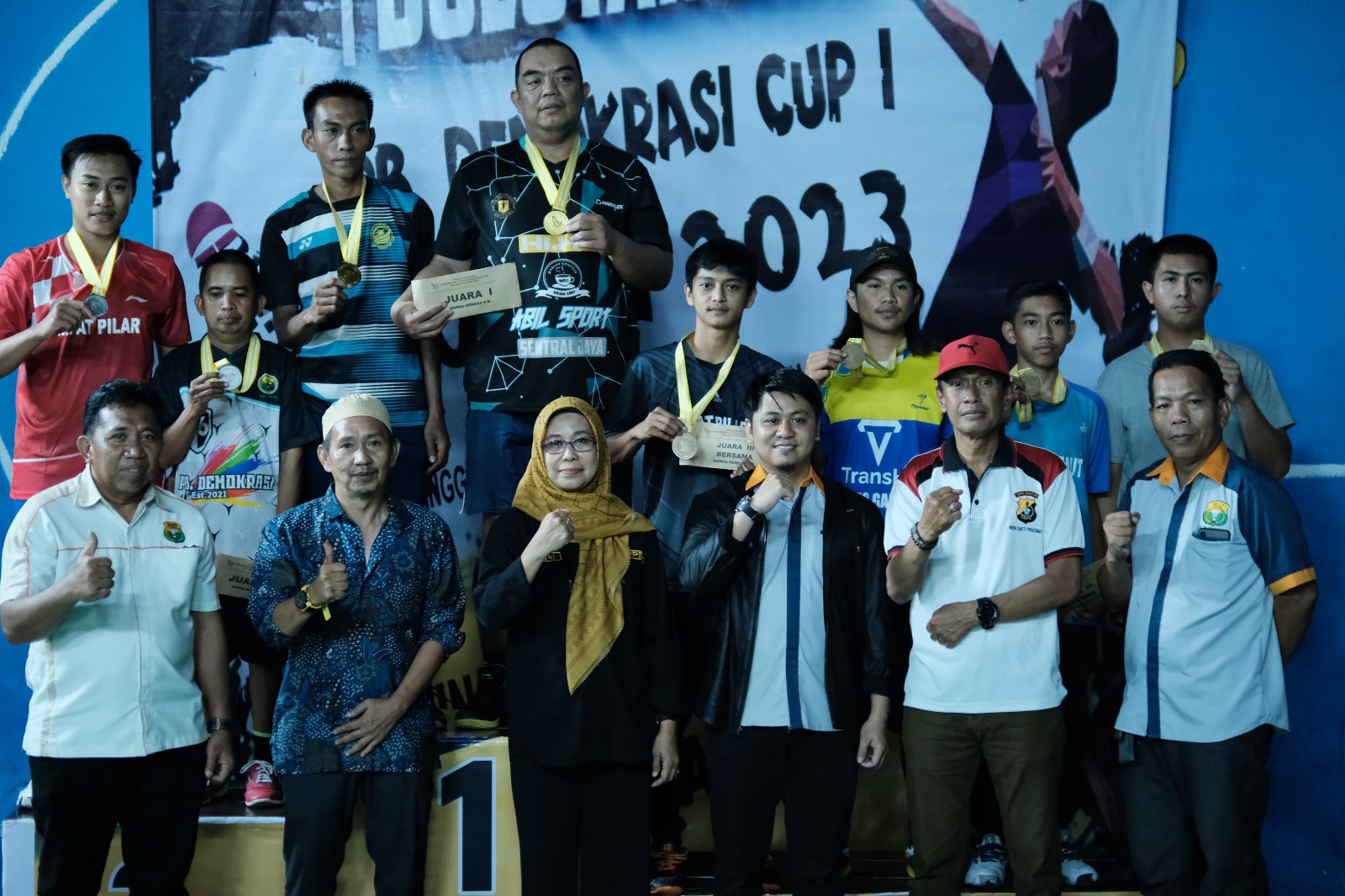 Mewakili Bupati Soppeng, Kadispora Resmi Menutup Turnamen Bulutangkis PB Demokrasi Cup I Tahun 2023