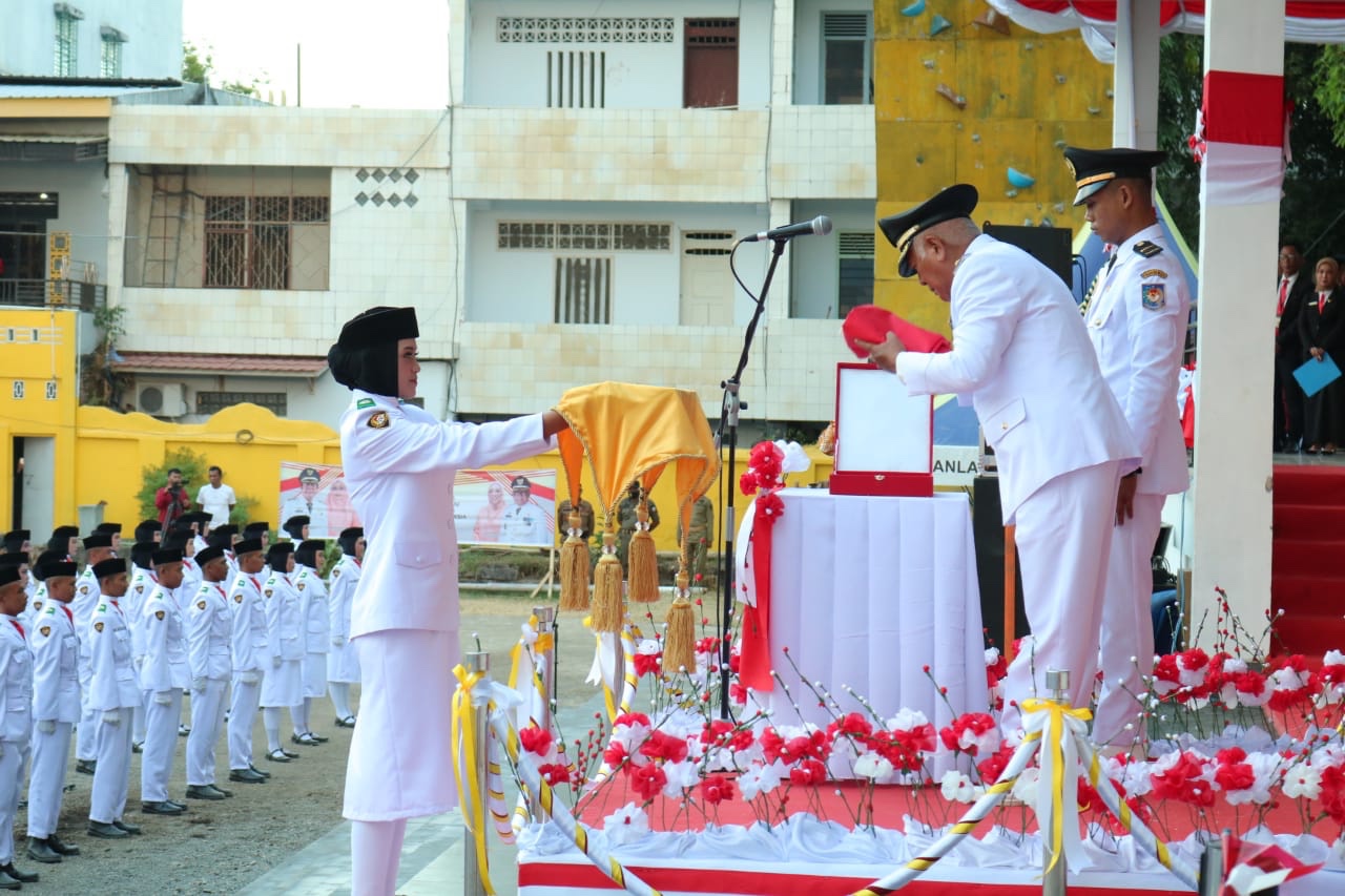 Bupati Soppeng Pimpin Upacara Penurunan Bendera Merah Putih Peringatan HUT ke 78 Republik Indonesia