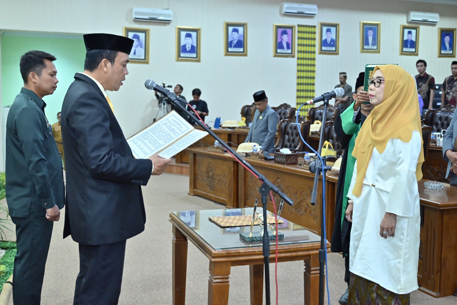 Ketua DPRD Soppeng Melantik PAW Anggota DPRD Hj.MASWAINI, SE. MM Sisa Masa jabatan 2019 – 2024