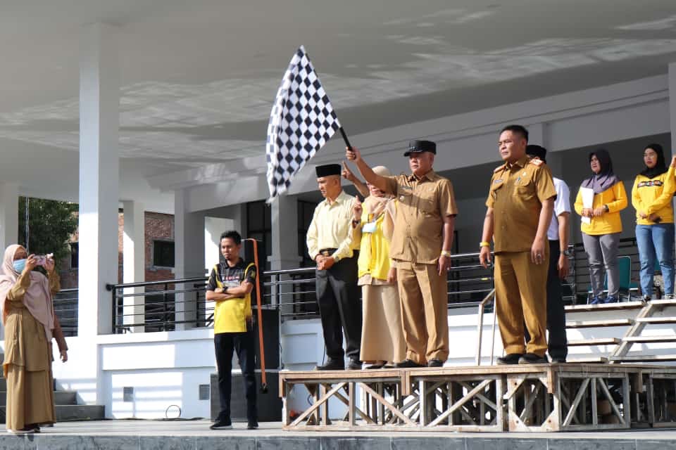 Bupati Soppeng Melepas Gerak Jalan Tingkat SMP/MTs dan SMA/SMK/MA Meriahkan HUT Kemerdekaan RI ke-78