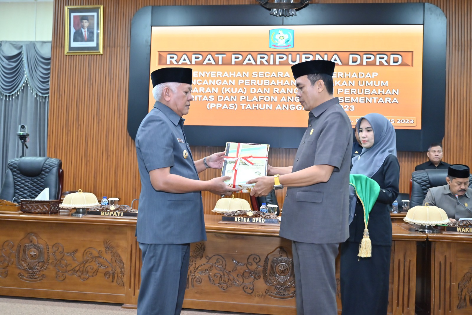 Bupati Soppeng Menyerahkan Secara Resmi Rancangan Perubahan KUA dan PPAS TA 2023