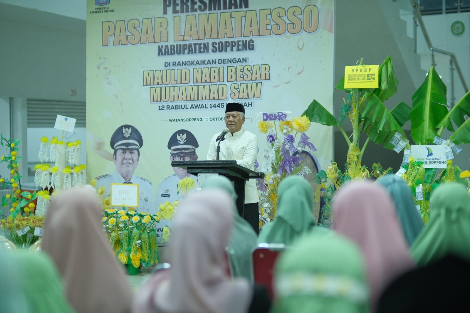 Ditandai Dengan Pengguntingan Pita, Bupati Soppeng Meresmikan Pasar Sentral Lamataesso