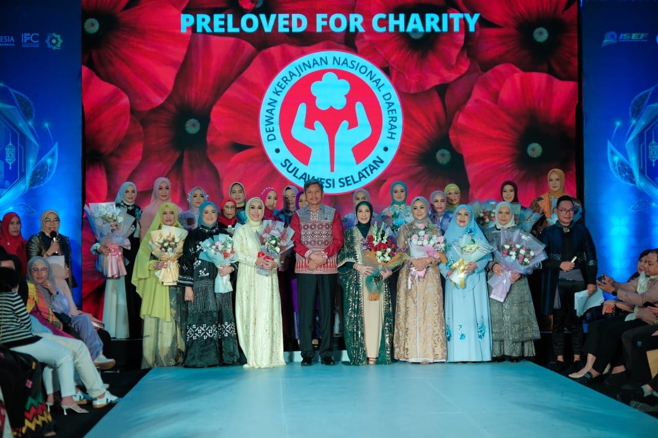 Ketua Dekranasda Kab.Soppeng Tampil Unik Pada Gelaran Fashion Show Preloved For Charity Dekranasda Sul-Sel