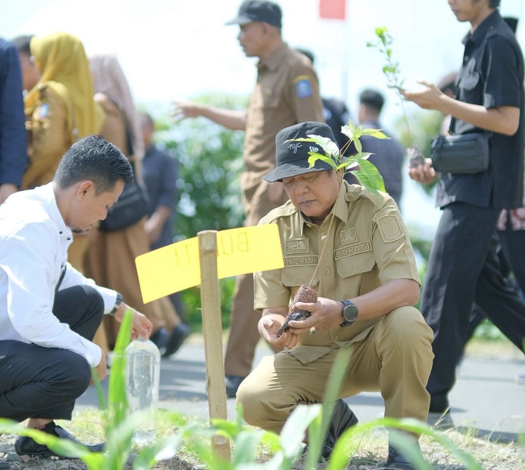 Pemkab Soppeng Melakukan Penanaman 5.000 Bibit Pohon dan Sedekah Pohon Serentak Pada Peringatan Hari Bumi Tahun 2024