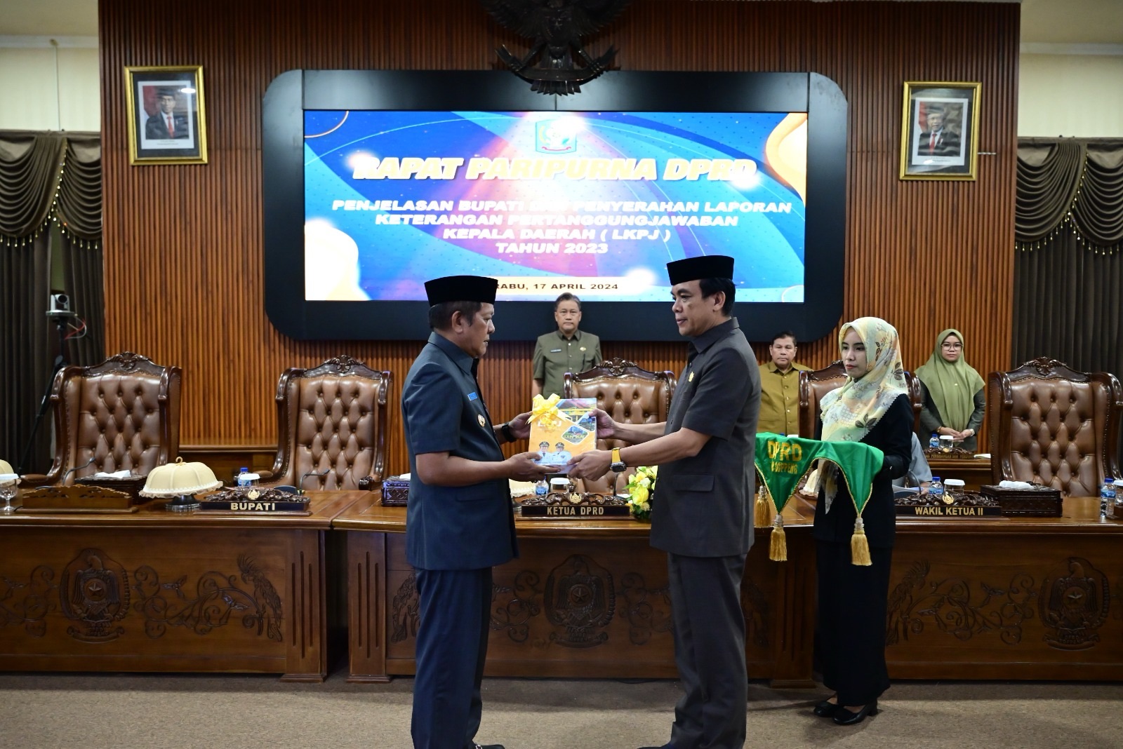 Bupati Soppeng Memberikan Penjelasan dan Menyerahkan LKPJ Kepala Daerah Tahun 2023 Pada Rapat Paripurna DPRD