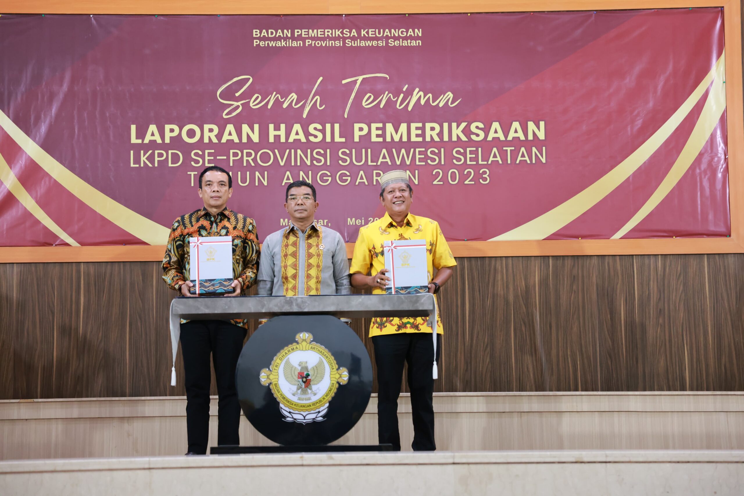 Bupati Soppeng Secara Langsung Merima Laporan Hasil Pemeriksaan  (LKPD) Se – Prov.Sulsel Tahun Anggaran 2023 dari Perwakilan BPK RI Sul-Sel