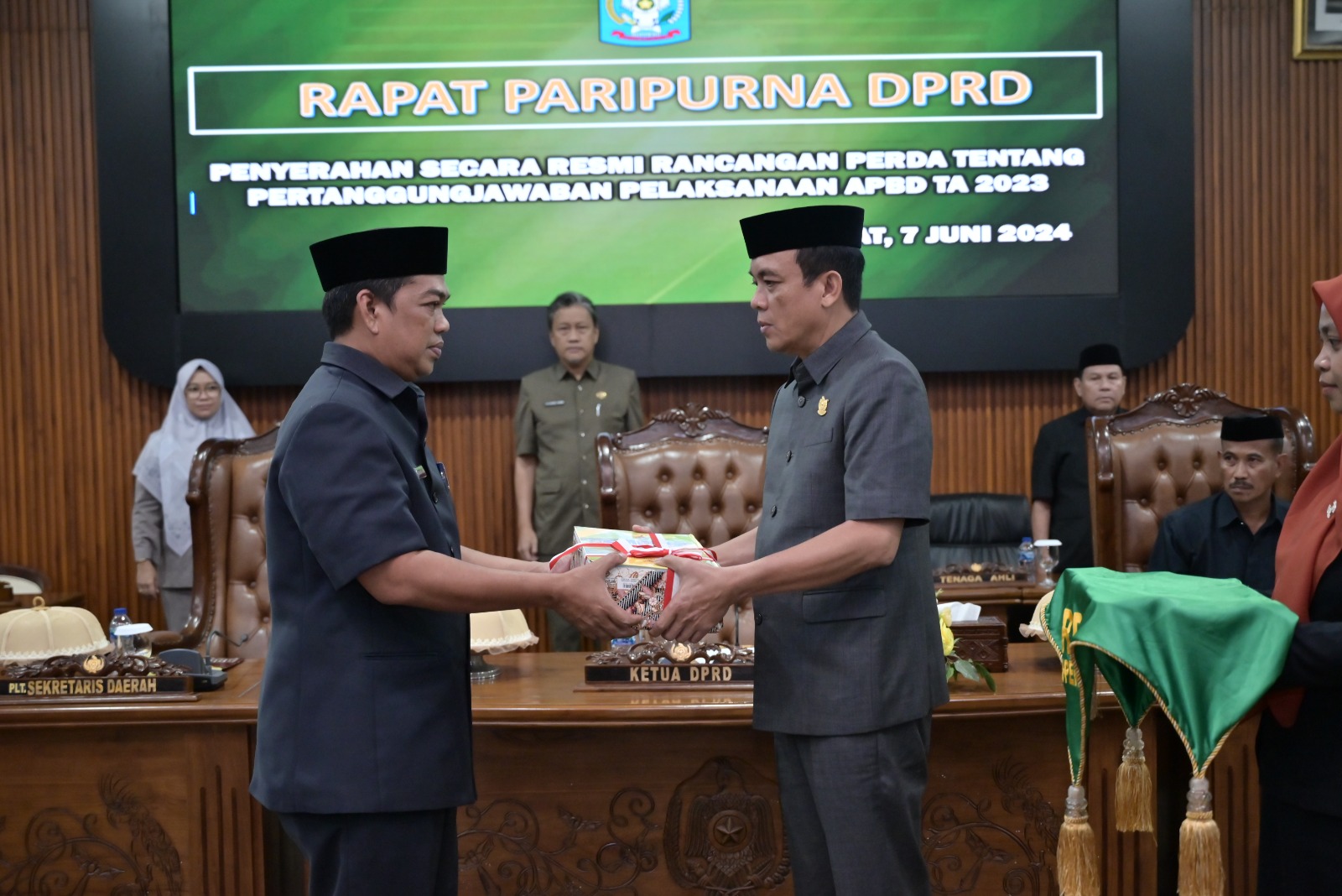 Mewakili Bupati Soppeng, PJ Sekda Secara Resmi Melakukan Penyerahan Ranperda Pertanggungjawaban APBD TA 2023