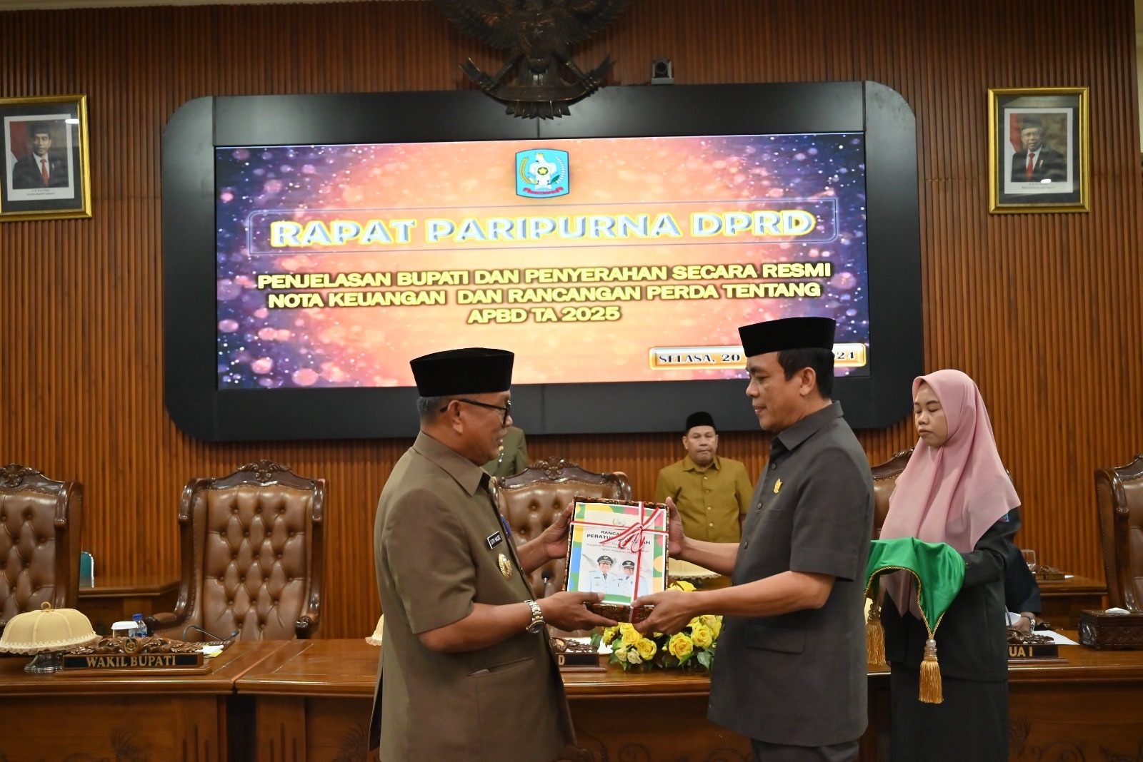 Wabup Soppeng Menyerahkan Secara Resmi Nota Keuangan dan Rancangan Perda Tentang APBD Tahun Anggaran 2025