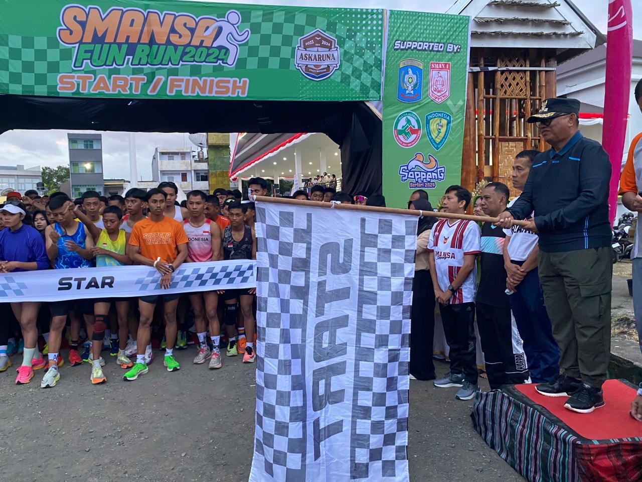 Ditandai dengan Pengibaran Bendera Start, Wakil Bupati Soppeng Melepas Peserta Smansa Fun Run Tahun 2024