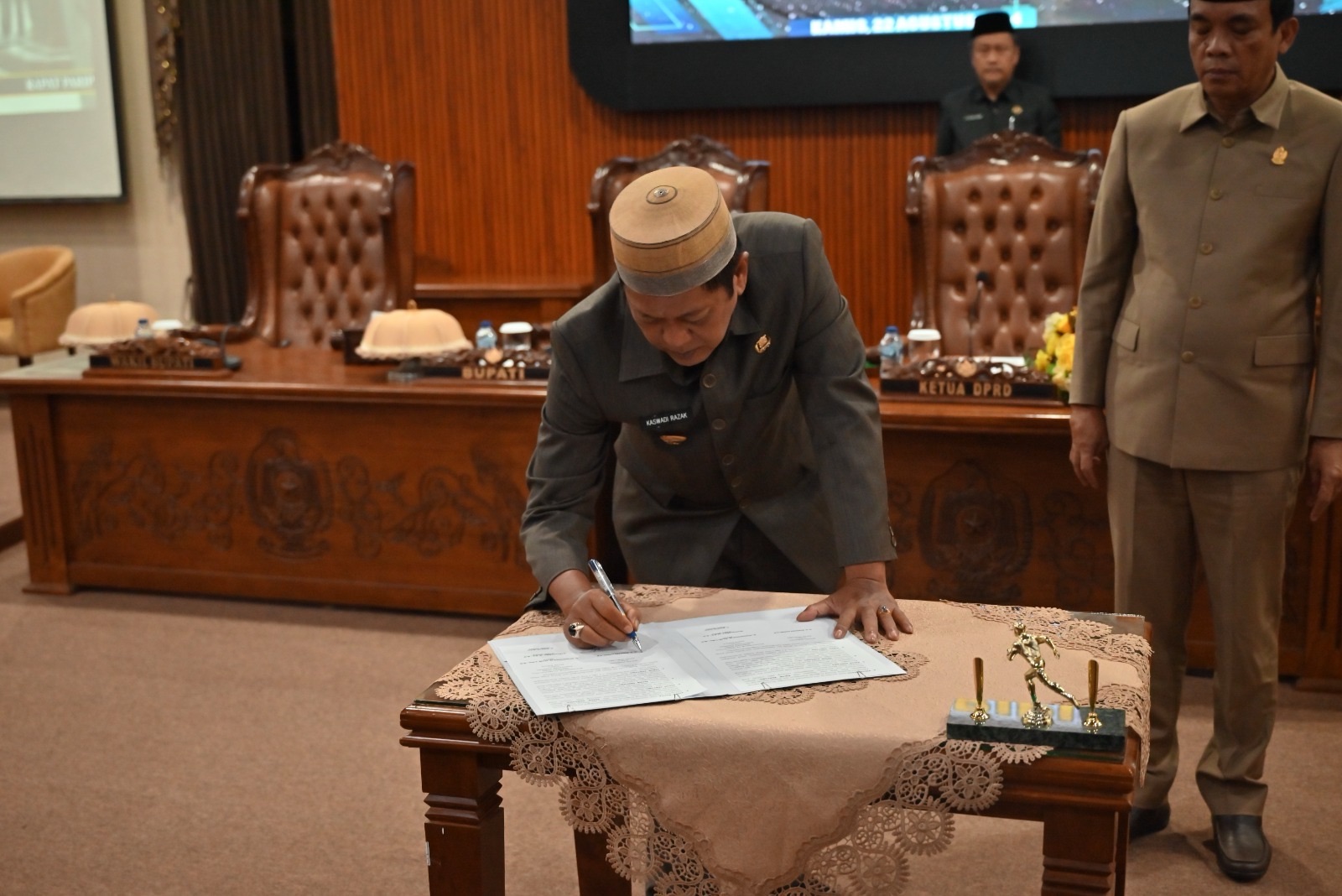 Bupati Soppeng Menandatangani Berita Acara Persetujuan Bersama dan Penyerahan Ranperda Keputusan DPRD APBD TA 2025