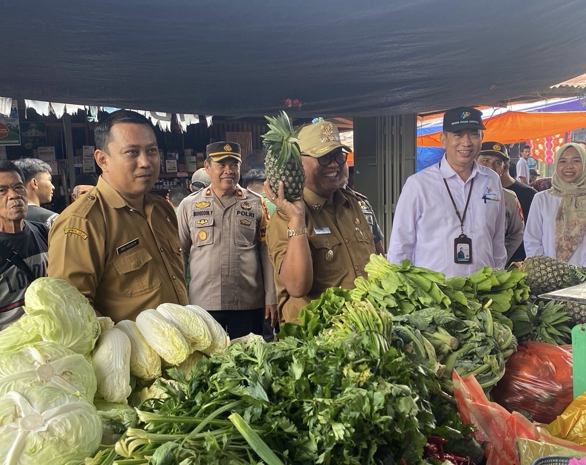 Wabup Soppeng Bersama Kepala BPS Sulsel Kunjungi Pasar Takalala Tinjau Langsung Kondisi Pedagang dan Harga Barang