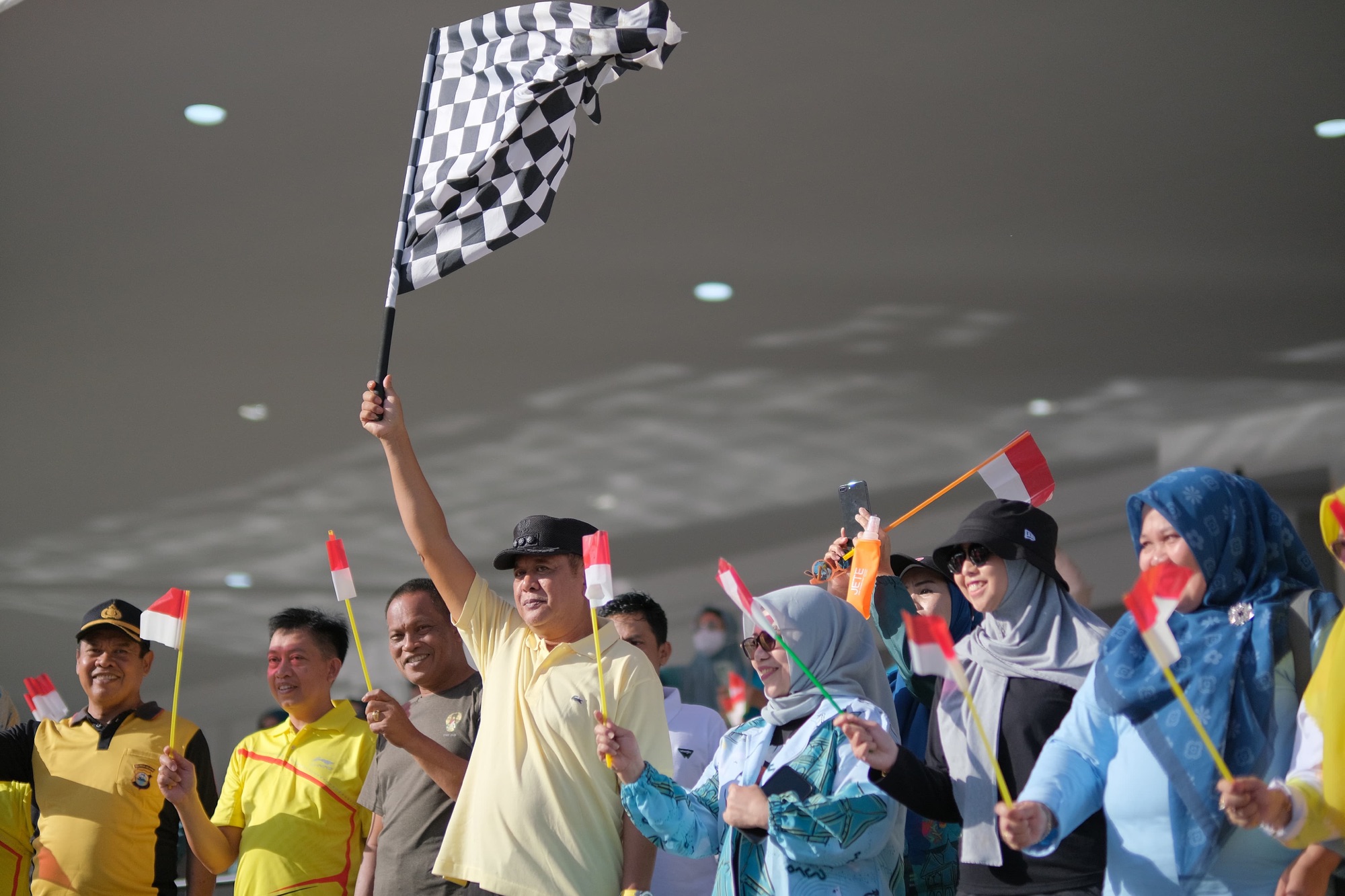 Bupati Soppeng Melepas Peserta Gerak Jalan Santai Yang Ditandai dengan Pengibaran Bendera Star Dalam Rangka HUT RI ke-79