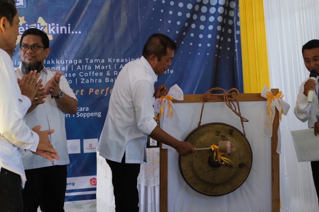 Ditandai dengan Pemukulan Gong, Bupati Soppeng Secara Resmi Membuka Acara Job Fair 2024