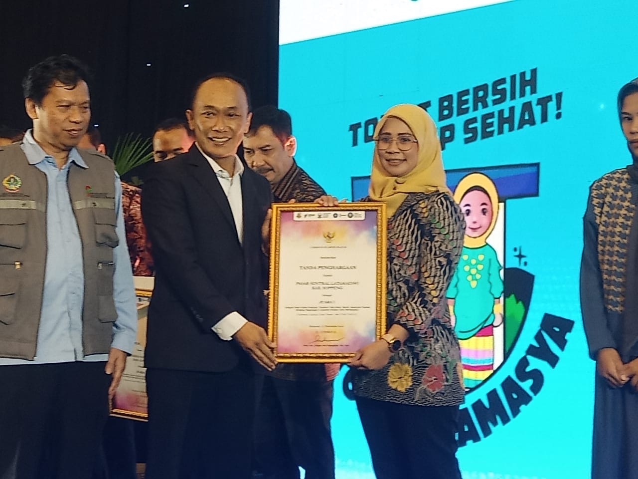 Pemkab Soppeng Raih Penghargaan Sebagai Juara 1 Nominasi Penilaian Toilet Bersih Pasar “Getol Bertamasya”