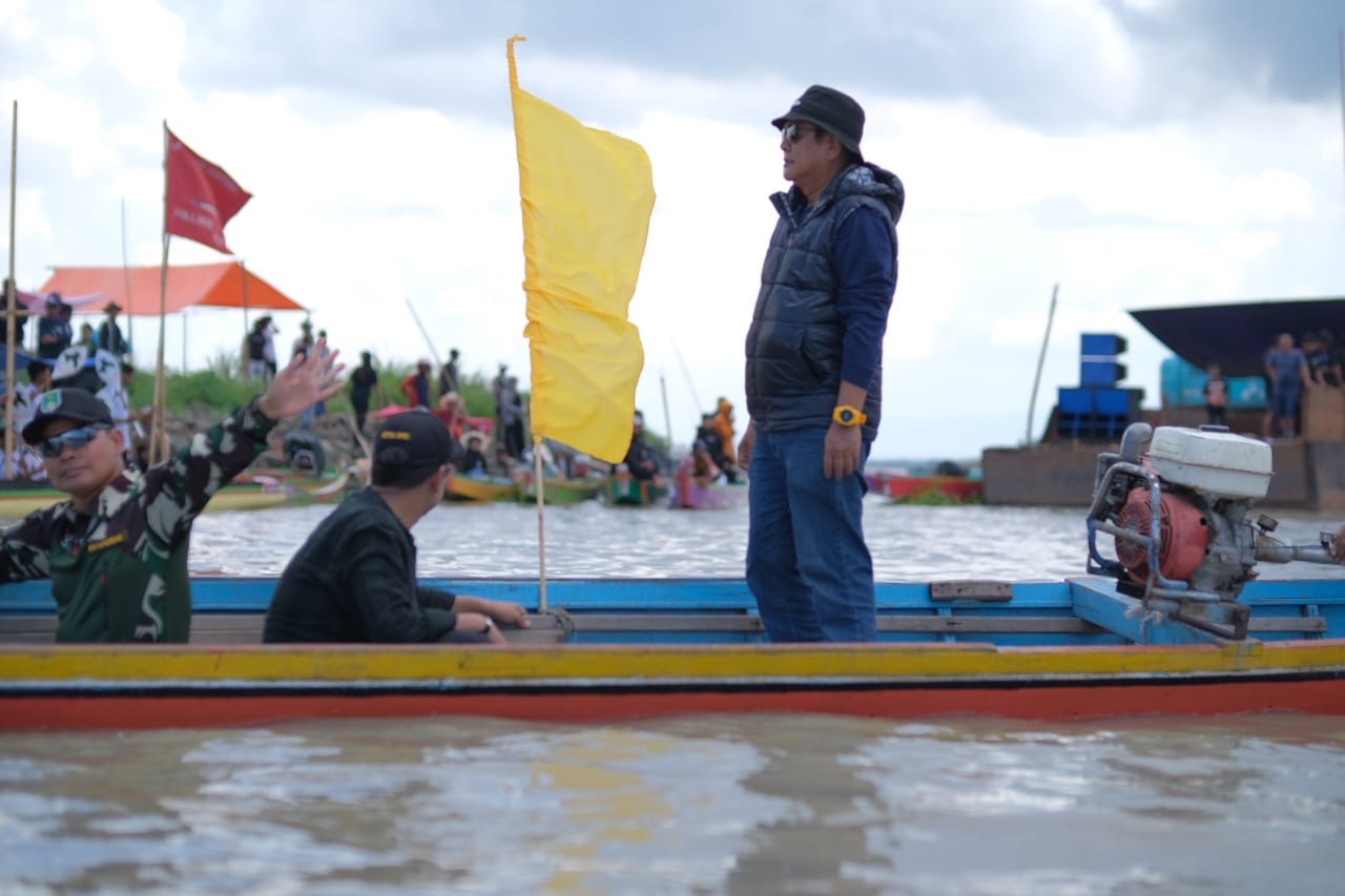 Bupati Soppeng Sampaikan Apresiasi Pesta Rakyat Nelayan “Maccera Tappareng” dan Pelepasan Lomba Balap Perahu