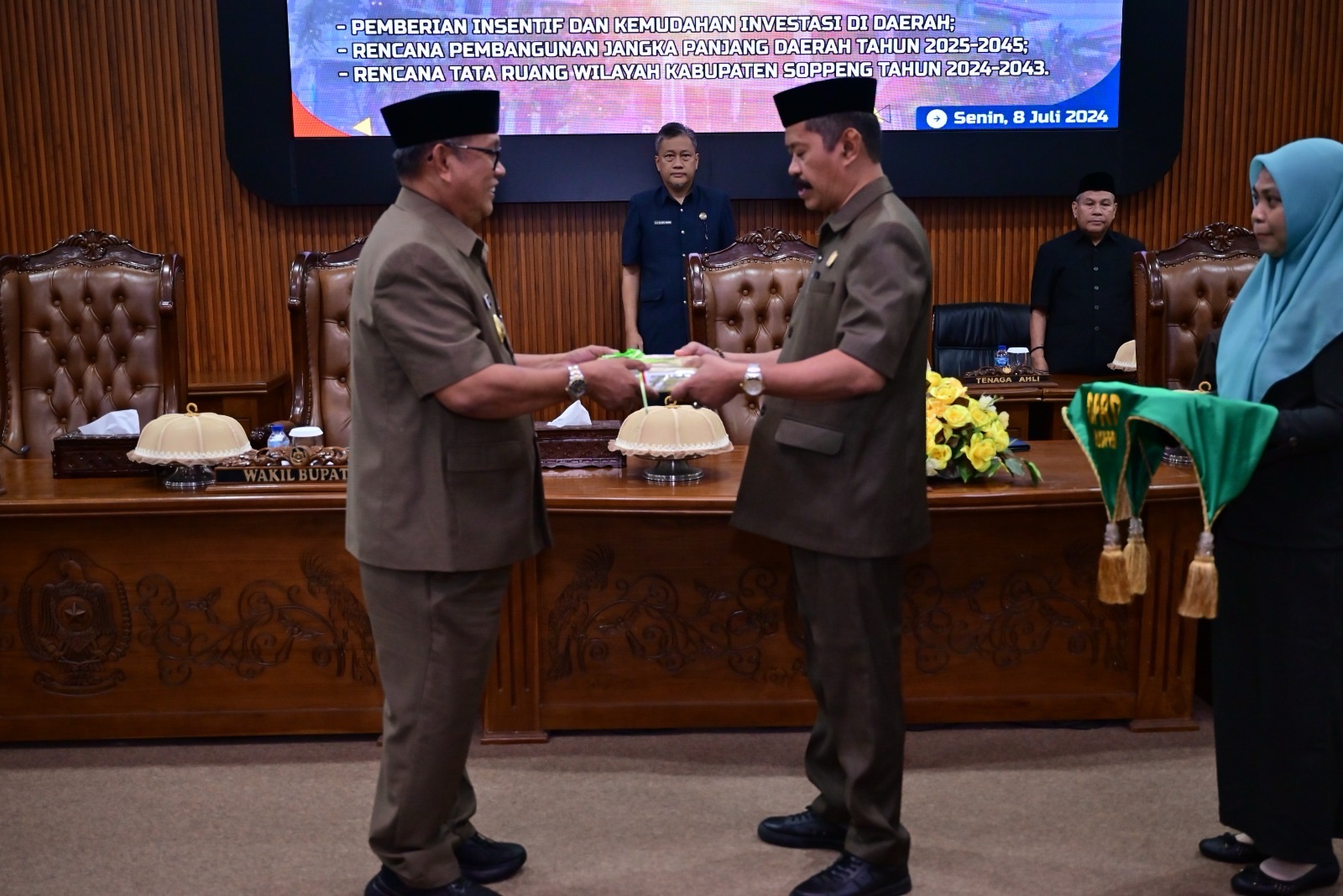 Wakil Bupati Soppeng Melakukan Penjelasan dan Menyerahkan 3 Ranperda Peningkatan  Tata Kelola Penyelenggaraan Pemda