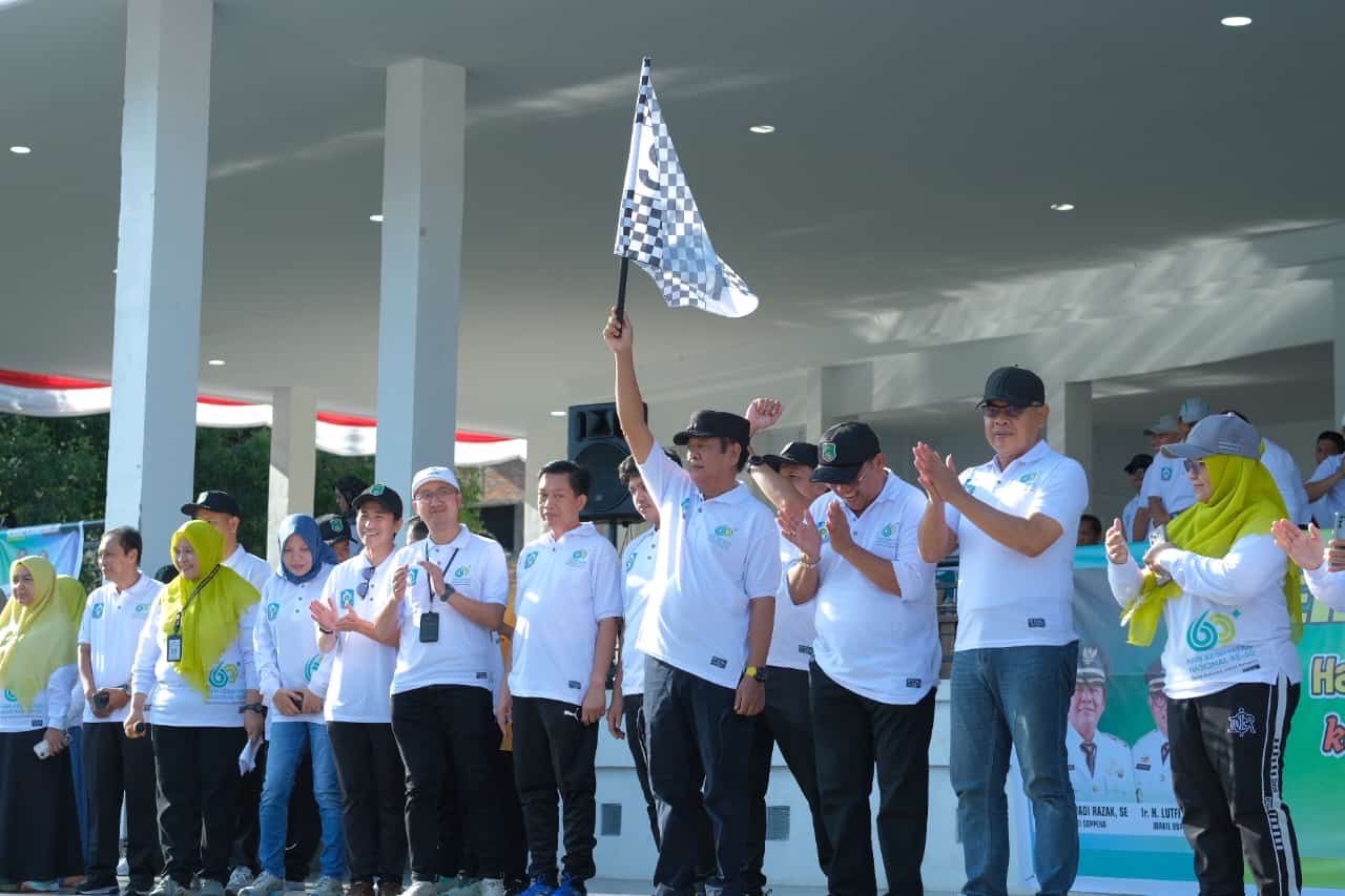 Pemkab Soppeng Gelar Acara Gerak Jalan Santai Dalam Rangka Memeriahkan Hari Kesehatan Nasional ke-60