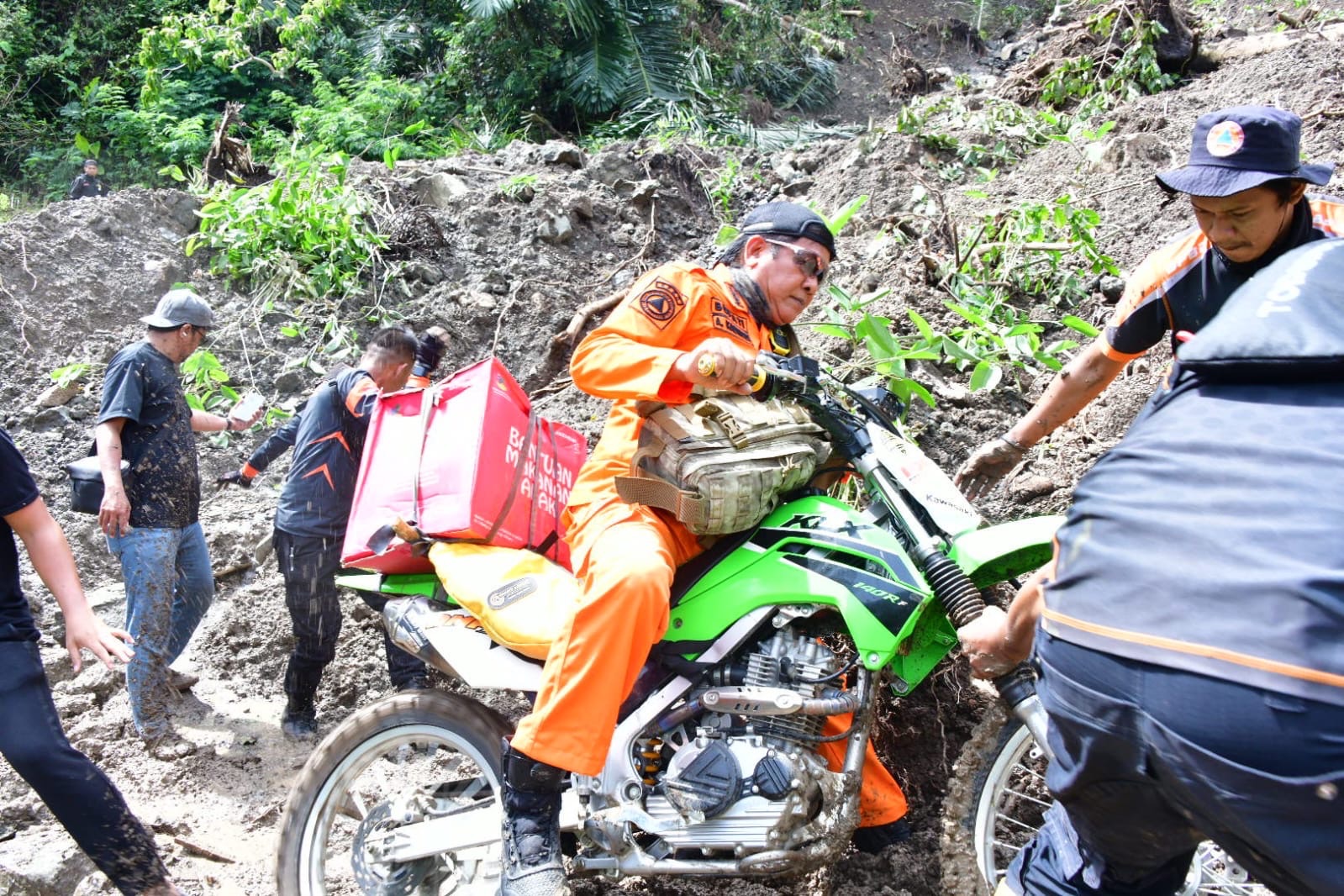 Bupati Soppeng bersama Tim Terpadu Salurkan Bantuan Logistik Untuk Penanganan Korban Longsor di Dusun Teppoe