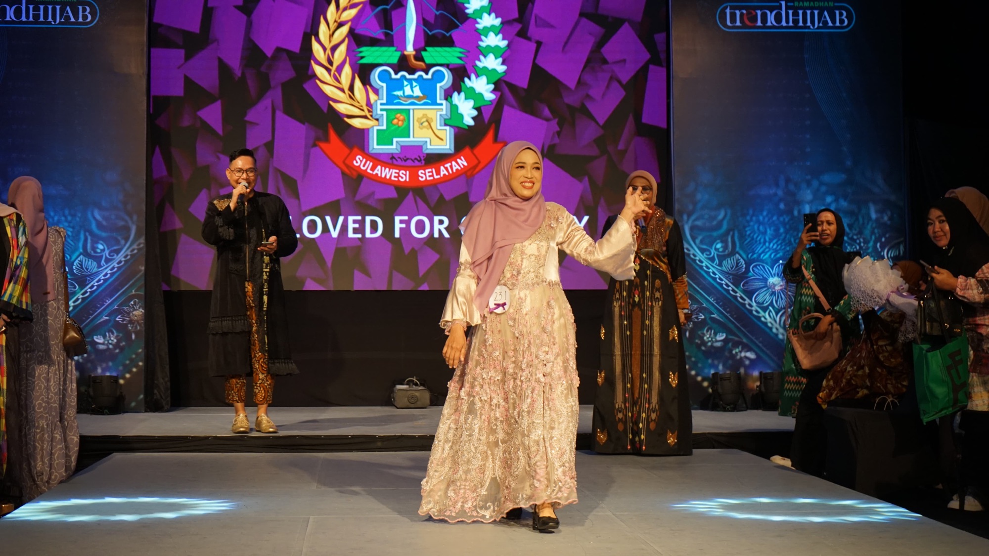 Wakil Ketua TP-PKK Soppeng Tampil Memukau di Hijab Tren Expo and Food Exhibition