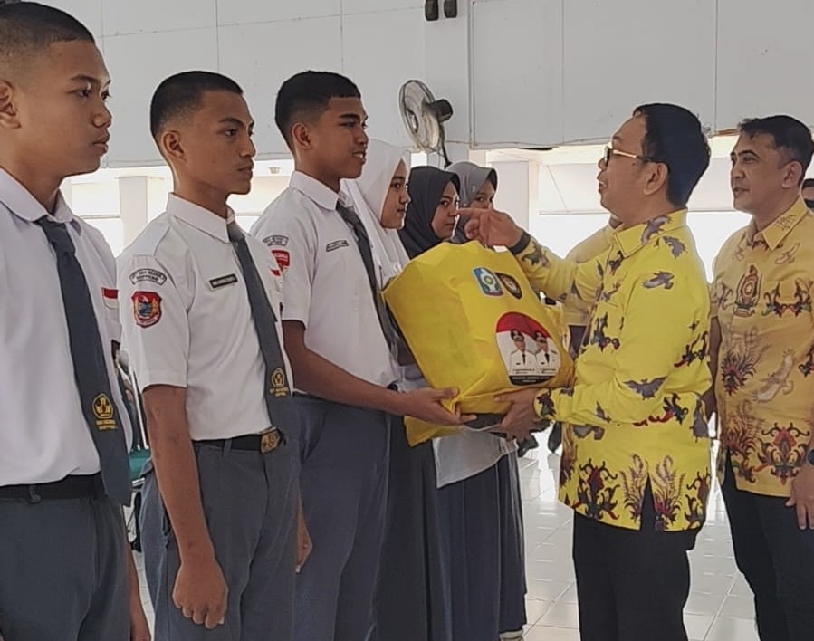 Bupati Soppeng Apresiasi dan Serahkan Atribut Pakaian ke 73 Calon Anggota Paskibraka