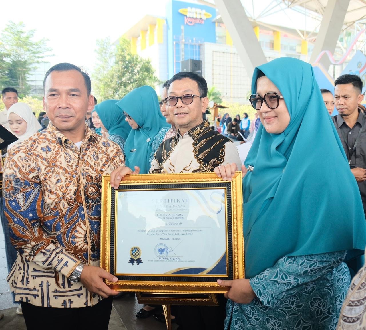 Kab.Soppeng Menerima Penghargaan dari Menteri BKKBN Program Pemerintah Bidang Keluarga