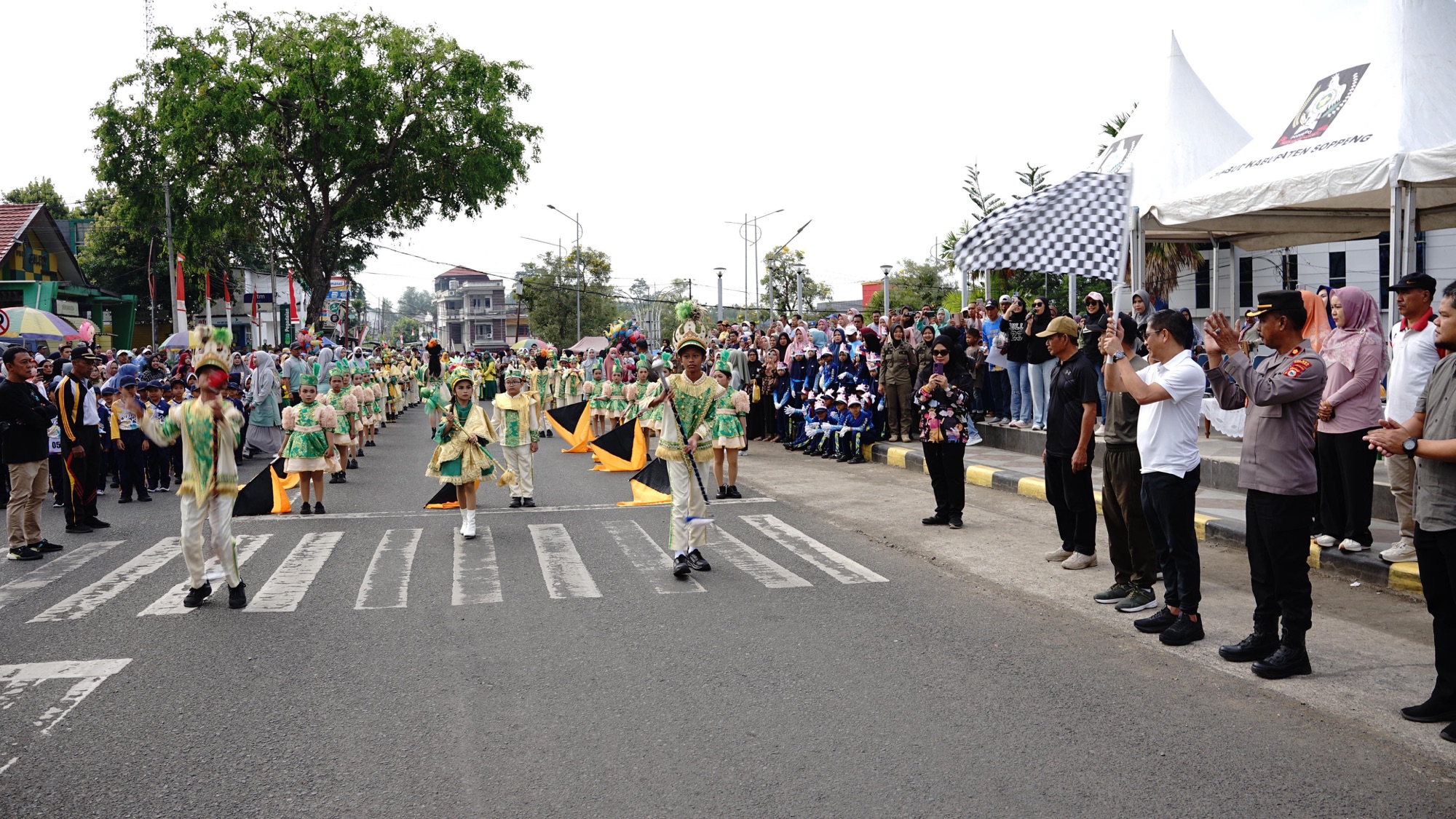 Wabup Soppeng Melepas 34 Peserta Gerak Jalan TK/PAUD Se-Kec.Lalabata Semarakkan HUT RI ke 80