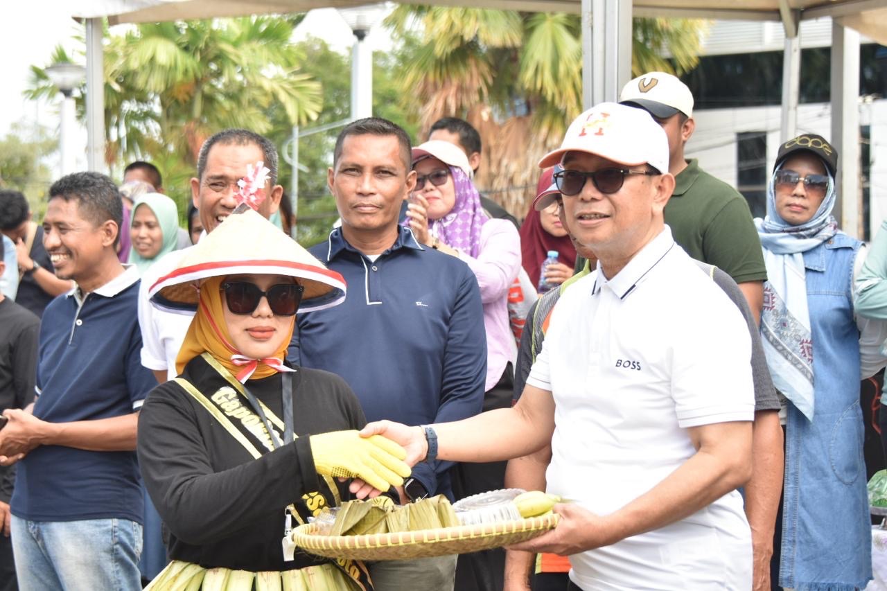 Semangat Merah Putih dan Hasil Bumi Semarakkan Gerak Jalan Gapoktan HUT RI ke-80 di Soppeng