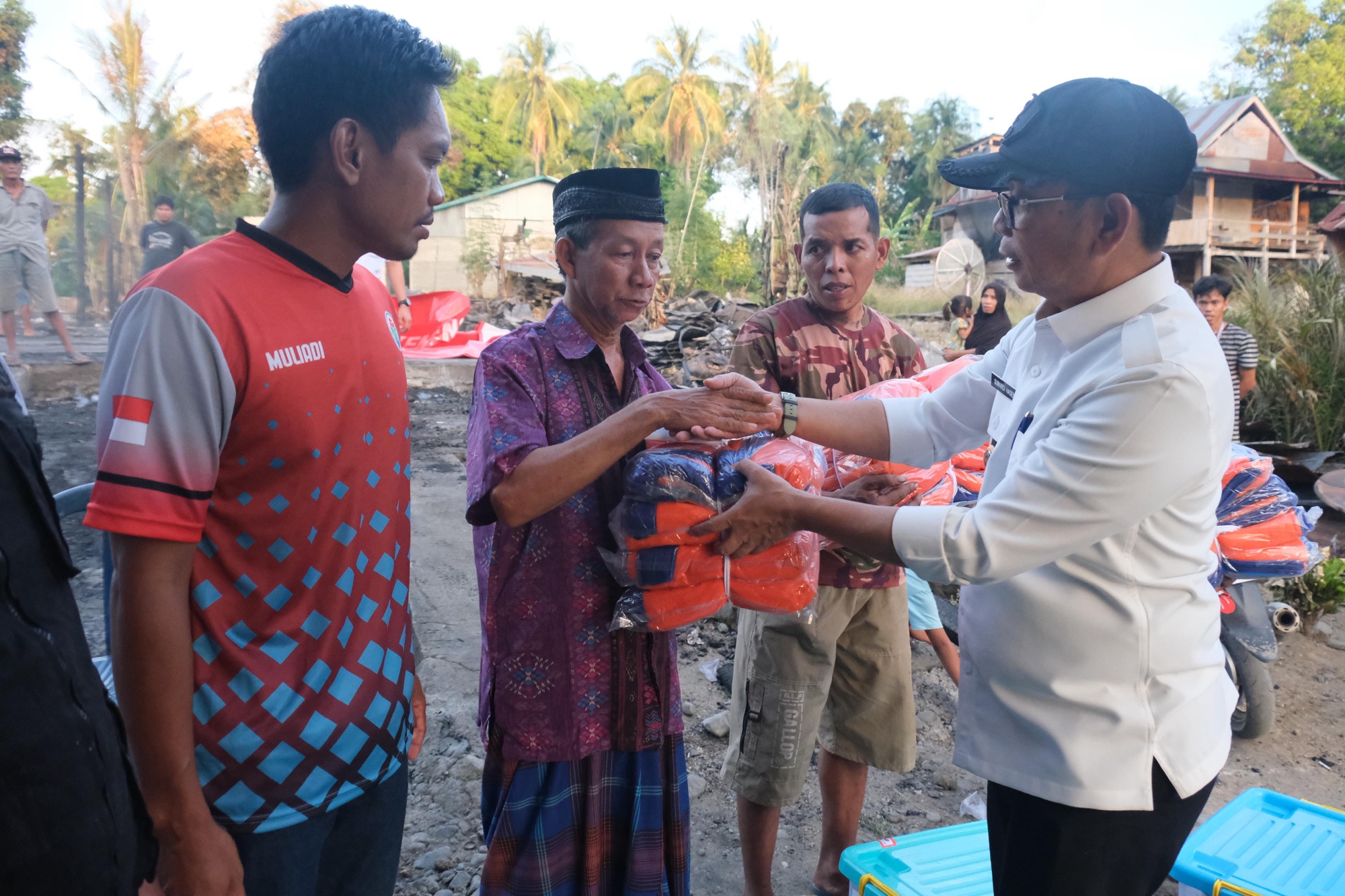 Bupati Soppeng Serahkan Bantuan Kepada Korban Bencana Kebakaran di Desa Masing