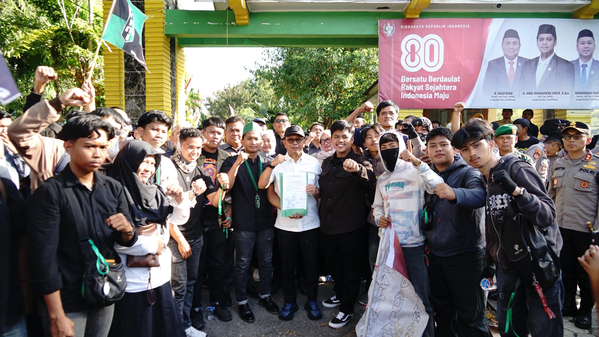 Bupati Soppeng Turun Langsung : Aspirasi Rakyat Ditampung, Aksi Damai Berjalan Kondusif