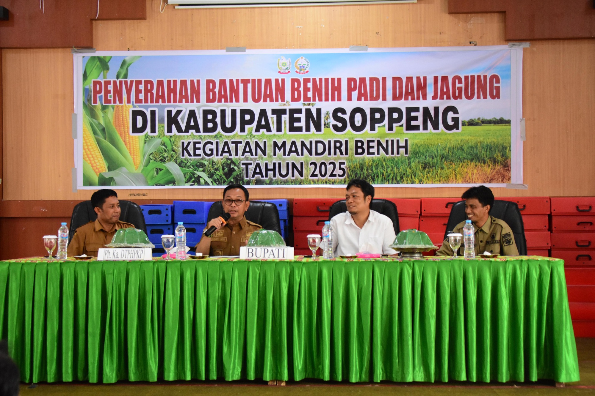 DTPHPKP Soppeng Gelar Sosialisasi dan Penyerahan Bantuan Benih Padi dan Jagung Tahun 2025